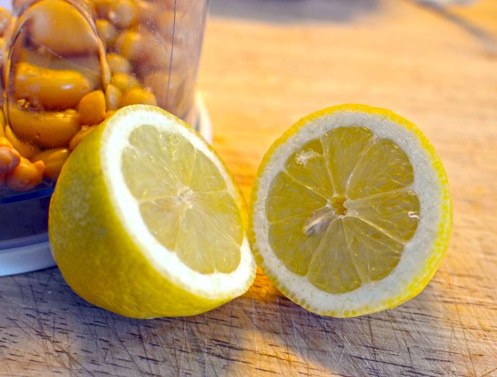 Eating too much sour food causes acne on the face, hair loss, do not use lemon in milk or any of its dishes.