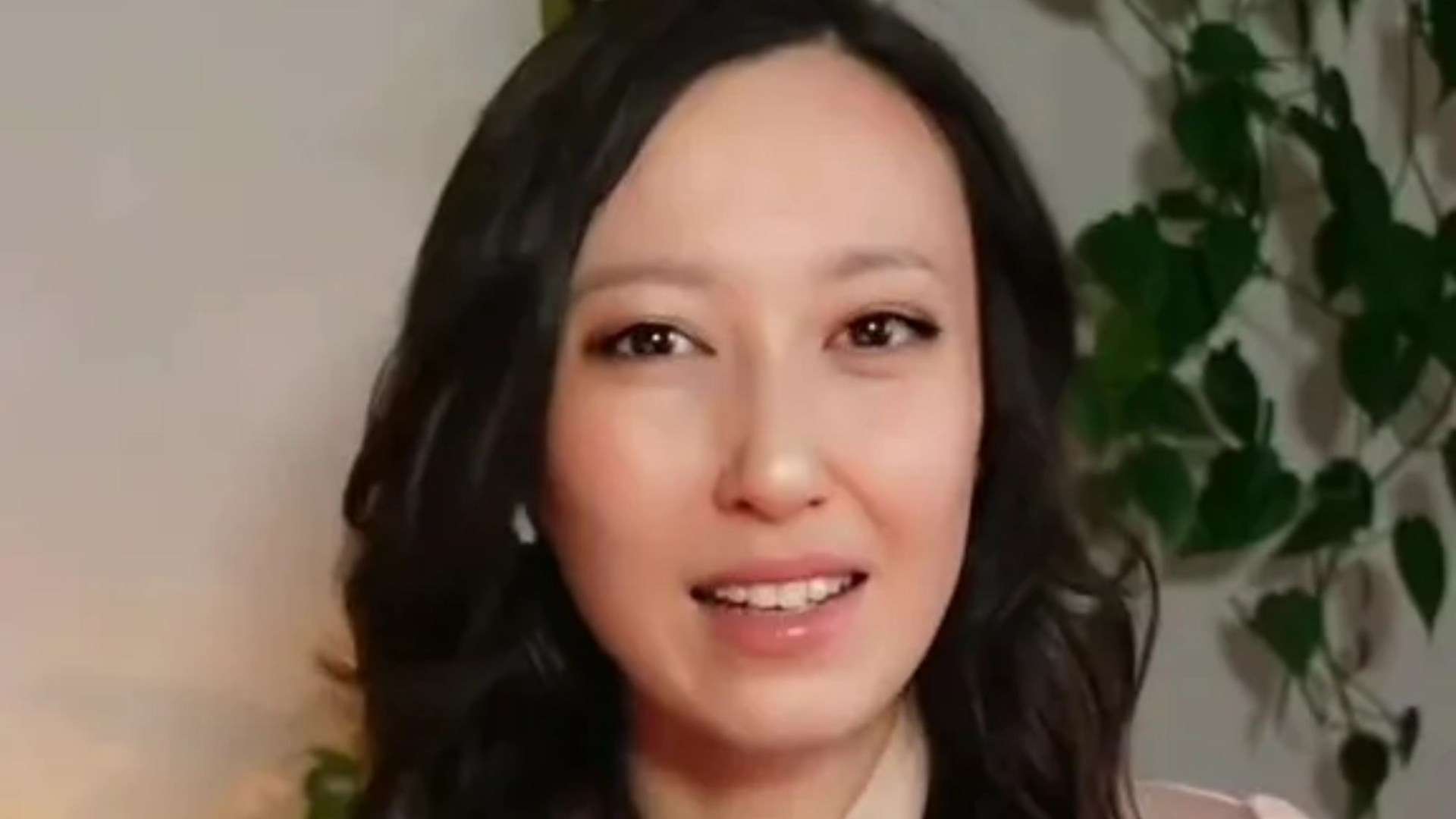 I’m an elegance coach – five tacky things you should never wear and stacked jewellery makes me cringe SO hard 