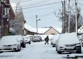 UK weather: Met Office extends snow and ice warning as travel chaos erupts and bitter temperatures hit