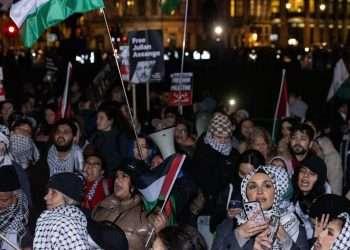 Fury as police bow down to anti-Israel mob at Parliament with protesters projecting inflammatory slogan