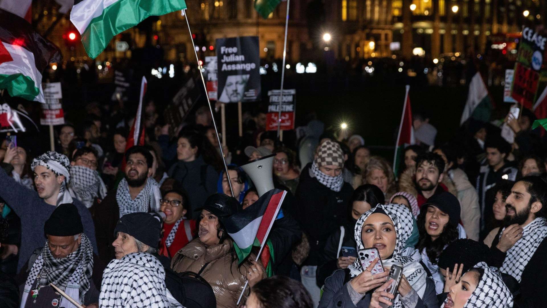 Fury as police bow down to anti-Israel mob at Parliament with protesters projecting inflammatory slogan