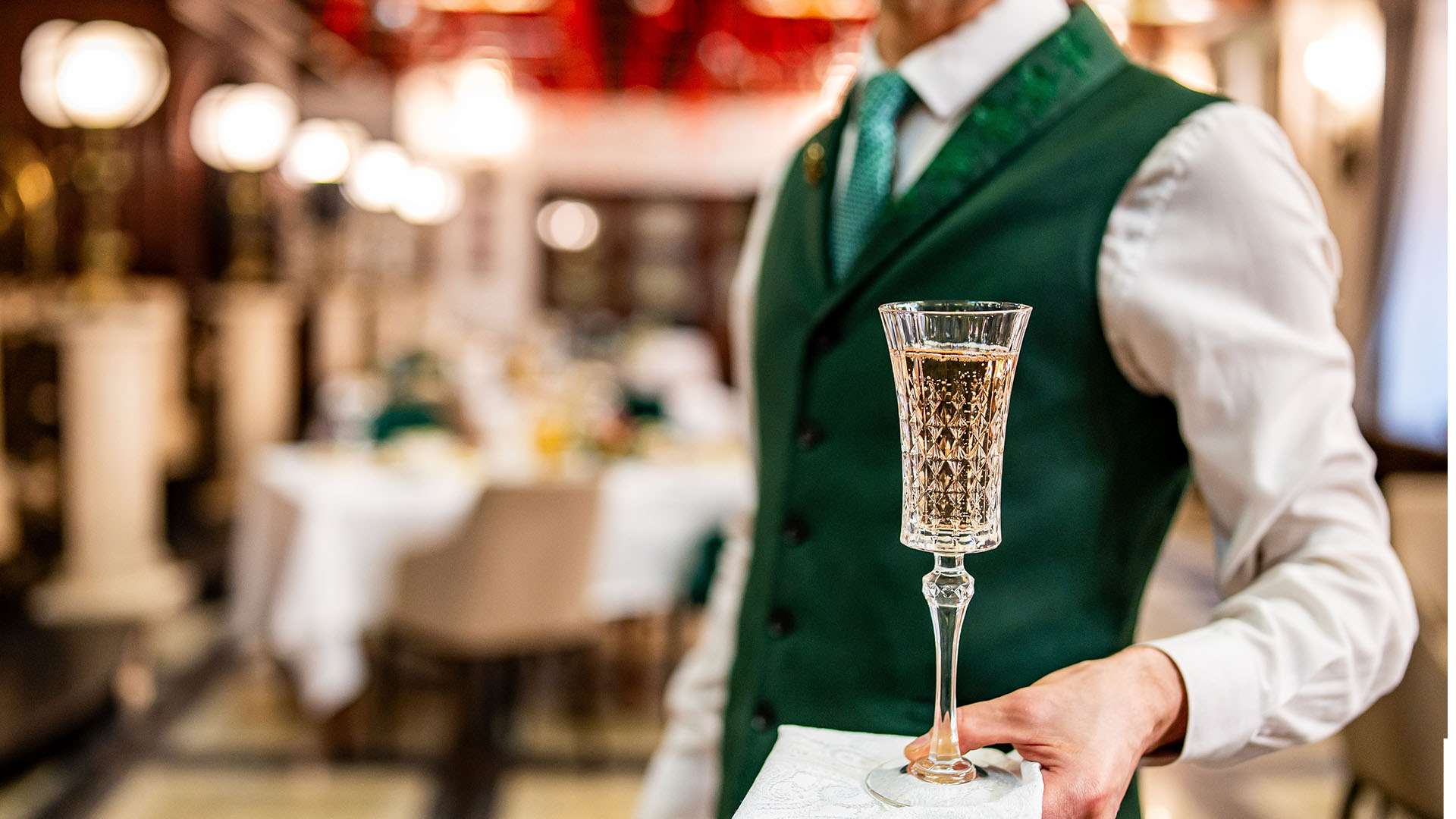 Sex in the loos, flashing & married women trying to get into my pants – the sordid secrets of a bottomless brunch waiter