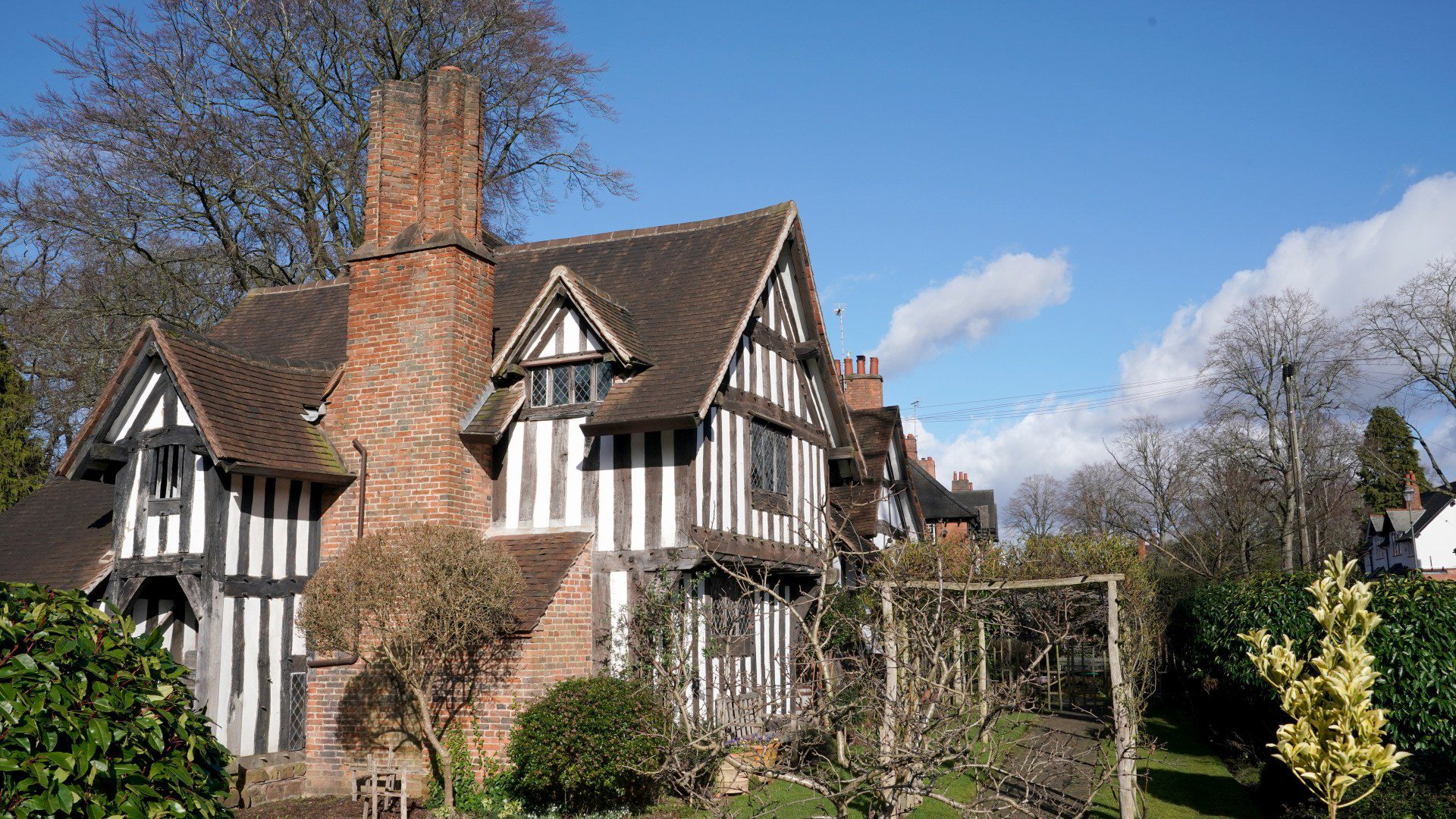 ‘It’s a time warp,’ say locals in village where alcohol is banned for strange reason & anyone caught has drinks poured