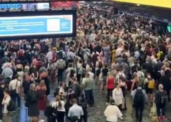 Travel carnage at London Euston station as hundreds of commuters stuck after signal failure