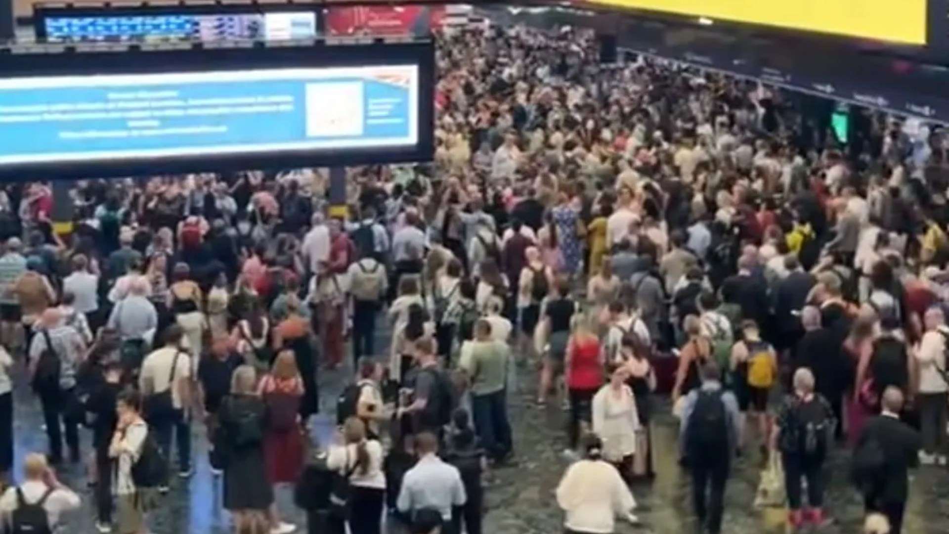 Travel carnage at London Euston station as hundreds of commuters stuck after signal failure