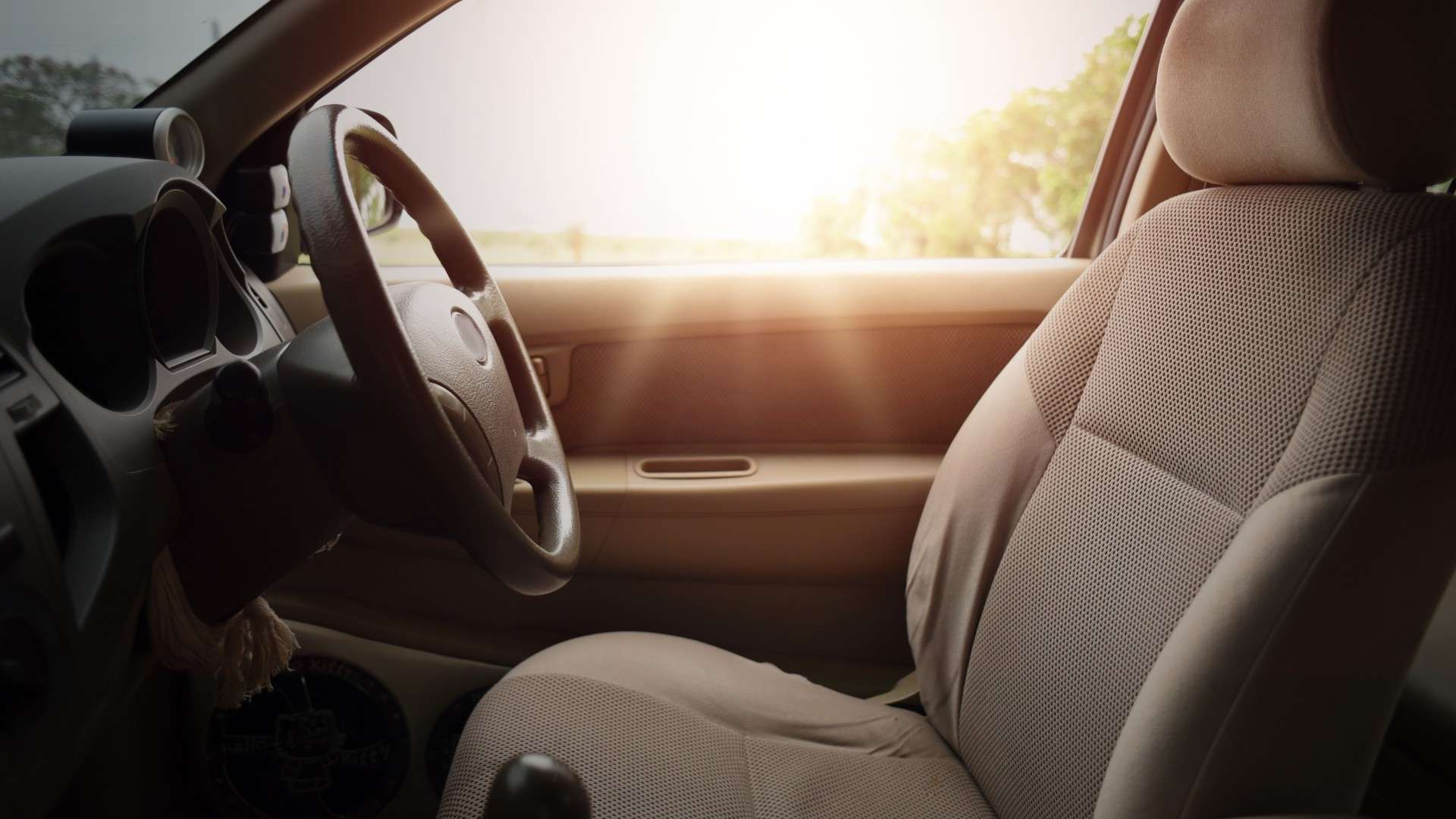 How to quickly clear hot air from inside your car