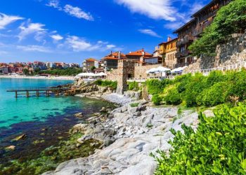 Jet2 slashes £100 off trips to European ‘paradise’ after UK travel company folds