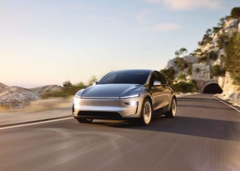 Tesla swaps 'free' new car colours in the uk