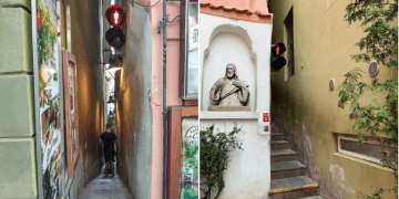 This street in Europe is just 50cm wide and has traffic lights so tourists don’t get stuck